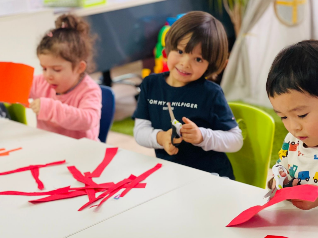 Perrott Hill Prague – students working together in classroom